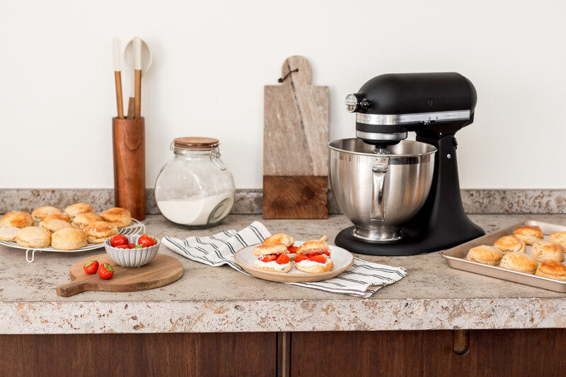 KitchenAid 4,8 L 5KSM175 Artisan Küchenmaschine Beginnerset mit Gemüseschneider