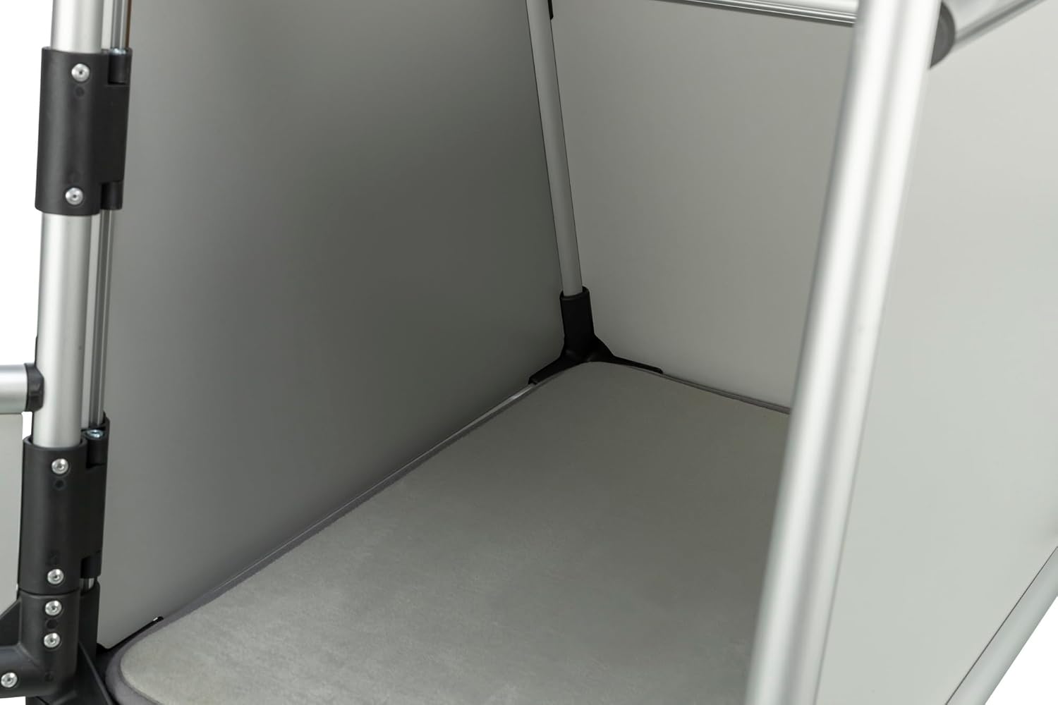 TRIXIE Hunde-Transportbox Aluminium in silber - M–L: 60 × 65 × 86 cm - stabile und geräuscharme Hundebox mit abgeschrägten Seiten, Sicherheitsverschluss & rutschfester Liegematte