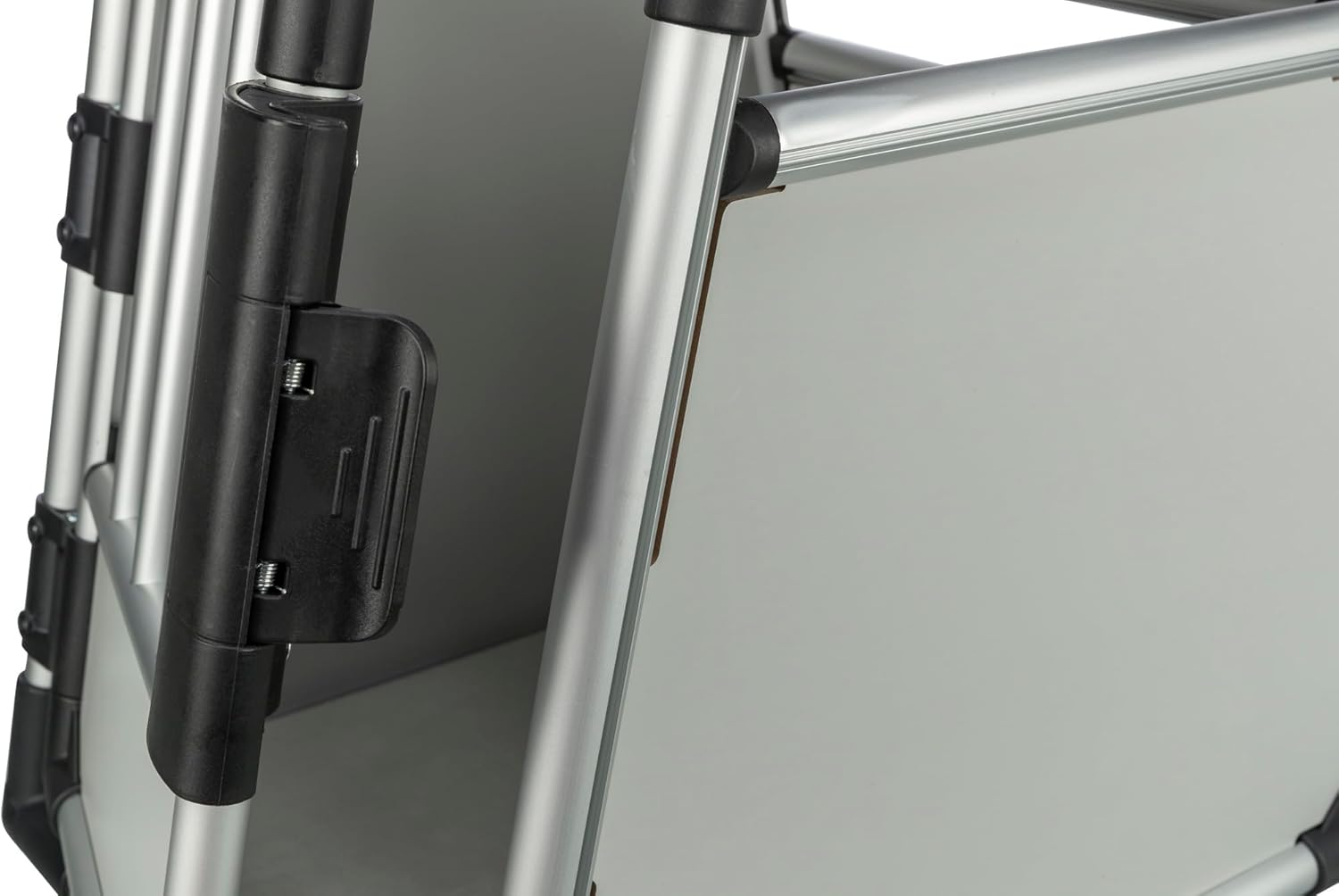 TRIXIE Hunde-Transportbox Aluminium in silber - M–L: 60 × 65 × 86 cm - stabile und geräuscharme Hundebox mit abgeschrägten Seiten, Sicherheitsverschluss & rutschfester Liegematte
