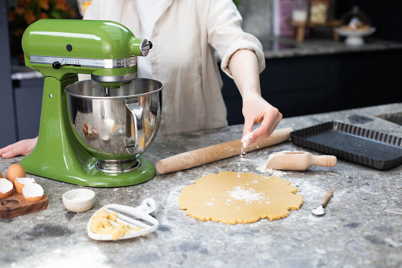 KitchenAid 4,8 L 5KSM175 Artisan Küchenmaschine Breadlover mit Messerschmidt Getreidemühlenvorsatz + Brotbackschüssel